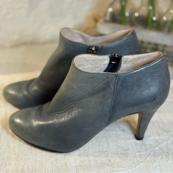 Gray Vince Camuto VC-Vibe Heeled Ankle Bootie. Inside zip. Size 5 Women’s - Picture 1 of 11